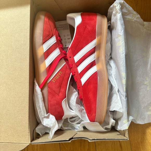 Adidas Gazelle’s Scarlet/White/Gum - Picture 2 of 5